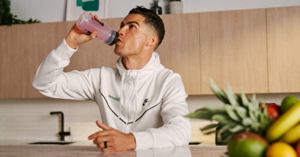 Cum vrea Herbalife, compania care îl hidratează pe Cristiano Ronaldo, să-și...