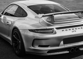Porsche le oferă angajaților un bonus de 10.000 de dolari datorită...