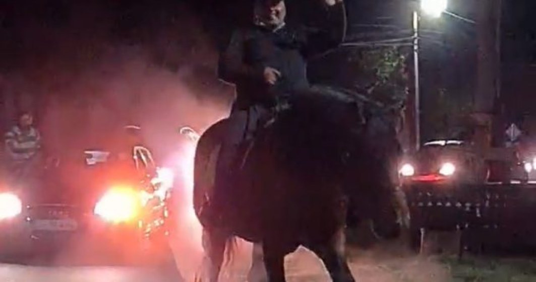 VIDEO: Un primar a sărbătorit călare pe un cal maro victoria la alegerile locale