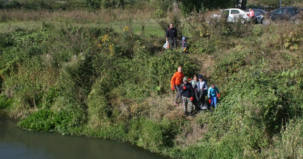 Voluntarii Apele Române au colectat 6,5 tone de deșeuri din râul Olt
