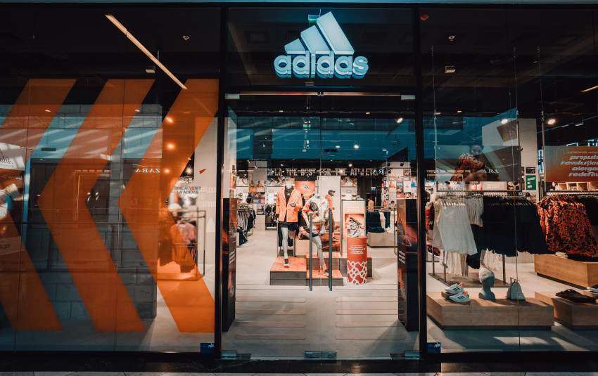 FOTO | Adidas a deschis un nou magazin Capitală. Producătorul își în...