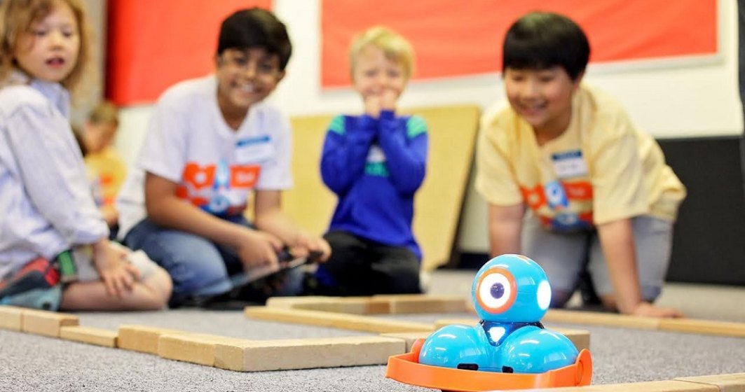 Abilitățile digitale ale viitorului stau în mâinile copiilor, care s-au „îndrăgostit” de roboți