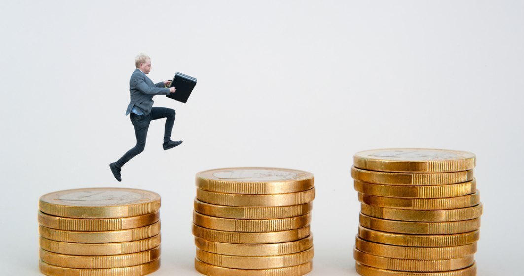 Adecco: salariile directorilor generali din companiile din Romania depasesc adesea 10.000 de euro