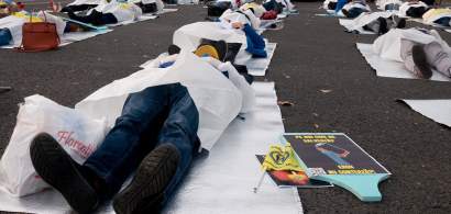 FOTOREPORTAJ | Cadrele medicale, protest în Piața Victoriei: „Pe eroi cine îi...