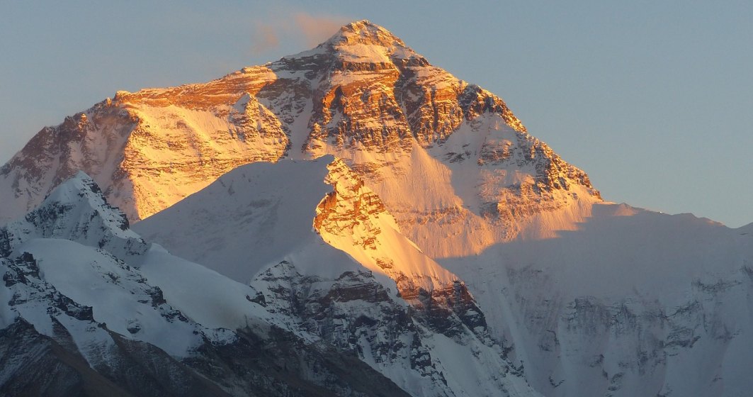 STUDIU: Cel mai înalt ghețar de pe Muntele Everest se topește rapid