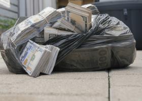 Poliția de frontieră a găsit 100.000 de dolari în rucsacul unei ucrainence