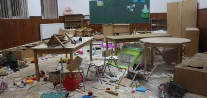 VIDEO Trei elevi din clasele primare au vandalizat scoala din Clejani,...