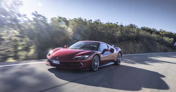 Ferrari vinde mai multe mașini hibride decât modele cu propulsie tradițională