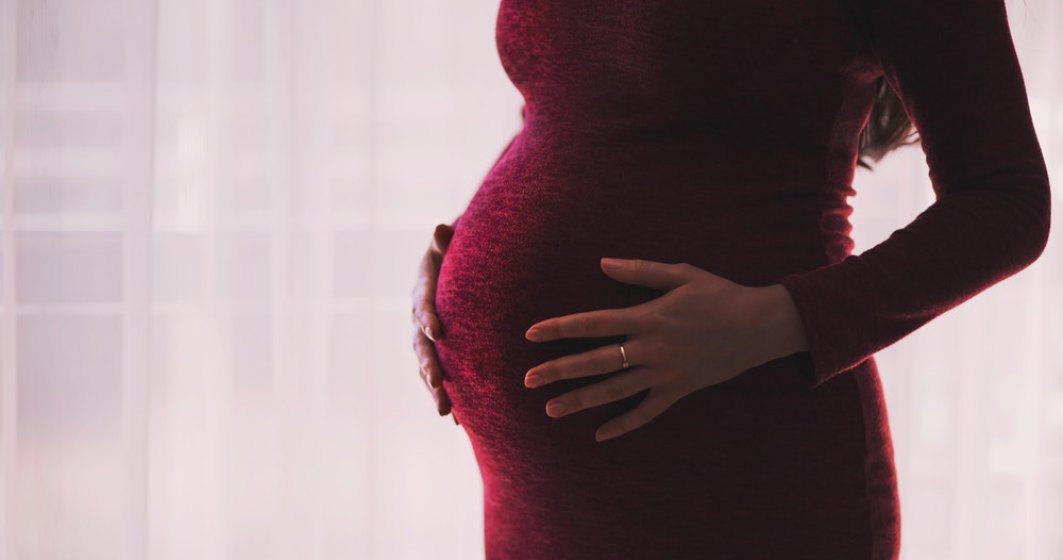 OFICIAL: Femeile însărcinate și femeile care alăptează se pot vaccina cu Pfizer-BioNTech şi Moderna