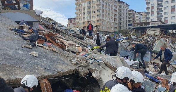 Româncă stabilită în Turcia: Cei rămași fără case în urma cutremurelor sunt...