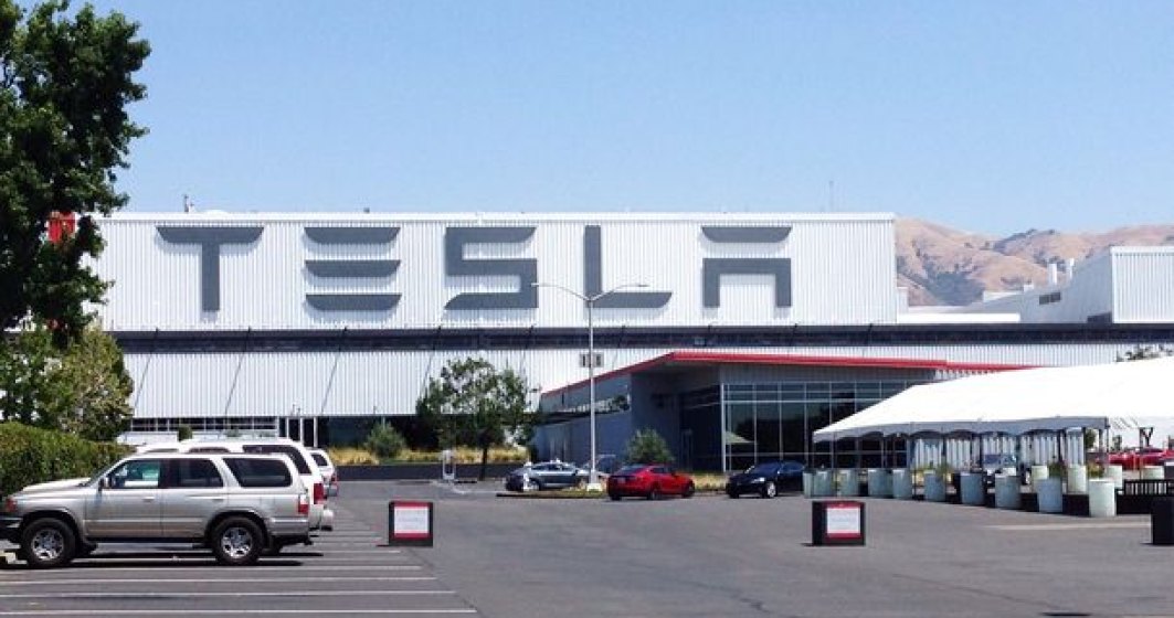 Tensiuni la Tesla: Elon Musk primeste consultanta financiara pentru retragerea constructorului de la bursa. Procese cu investitorii