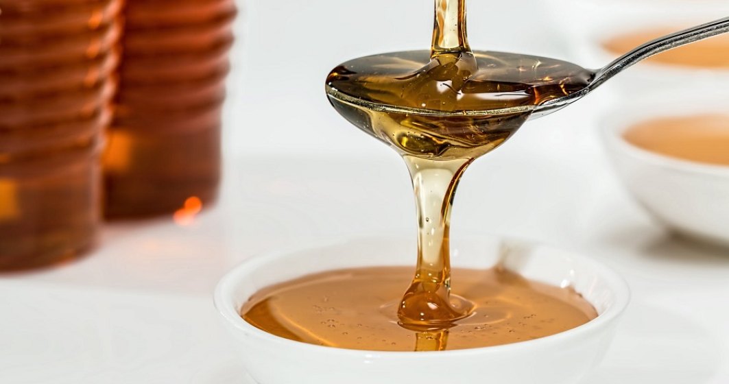 3 criterii prin care putem deosebi mierea de calitate de cea contrafăcută