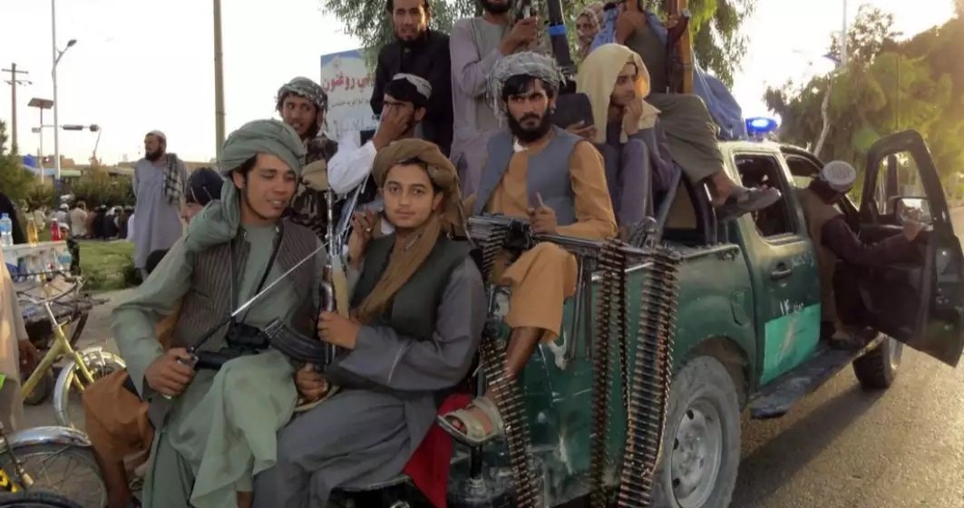 VIDEO  Marșul victoriei: Talibanii sărbătoresc victoria cu armele americanilor
