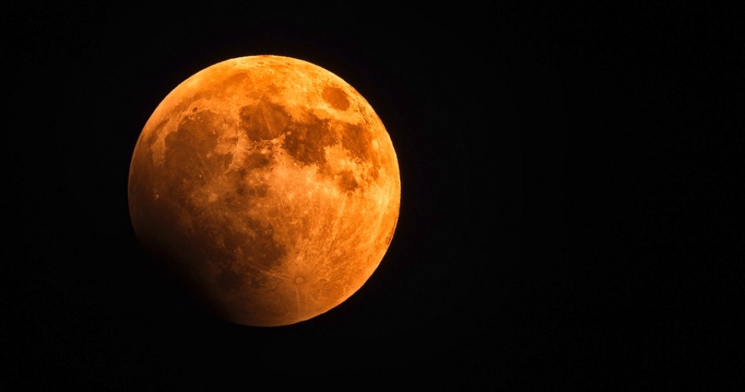 Eclipsă de lună totală. Mai puțin de o zi până când „Luna sângerie” va fi vizibilă și pe cerul României