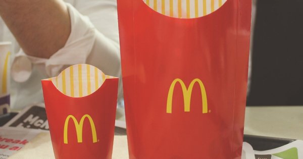 Un bărbat a protestat două ore în față la McDonald's, revoltat că nu a primit...