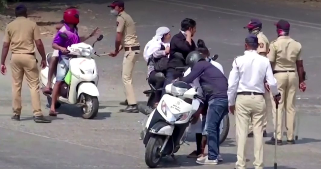 Măsuri DRASTICE: polițiștii din India îi bat pe cei care nu respectă carantina și îi pun să facă flotări
