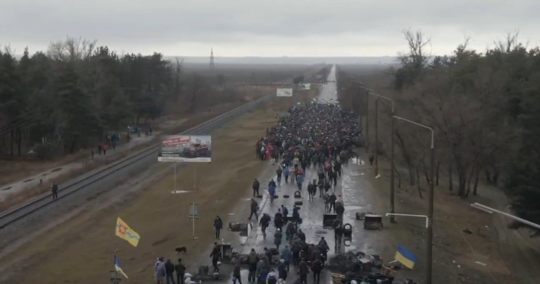 VIDEO | Civilii ucraineni blochează accesul unui convoi rusesc la o zonă cu risc nuclear crescut