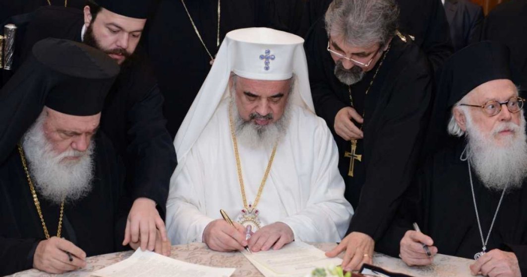 Patriarhul Daniel a impartit iconite la iesirea din sectia de votare