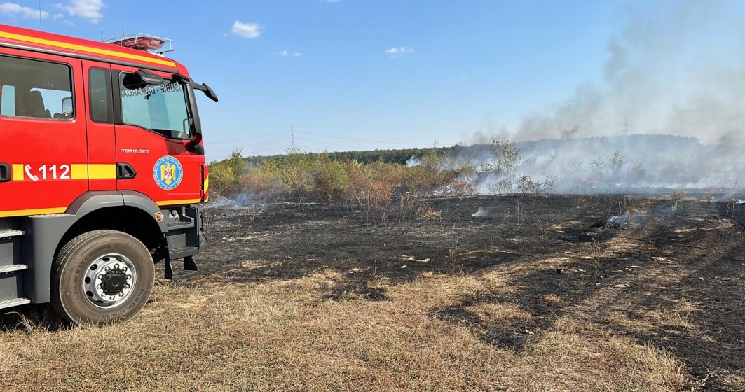 Incendiu de vegetație în Ilfov: 10 autospeciale ISU intervin pentru oprirea acestuia