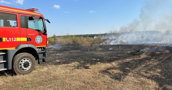 Incendiu de vegetație în Ilfov: 10 autospeciale ISU intervin pentru oprirea...