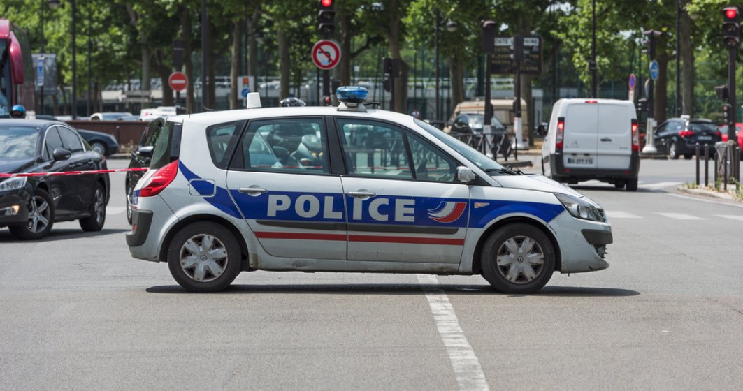 Incident pe Champs-Elysees. O masina a intrat intr-un furgon apartinand jandarmeriei