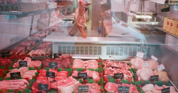 ”Legea cărnii”. Parlamentarii vor să interzică ”carnea sintetică”, iar pe...