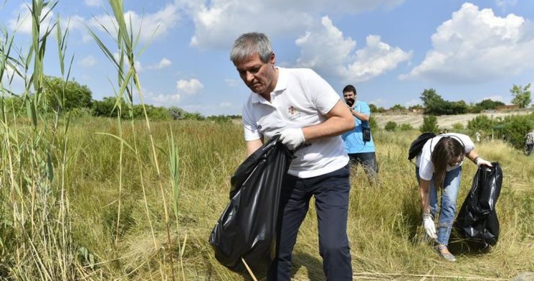 Premierul Ciolos si ministrul Mediului, voluntari la strans gunoaie in Delta Vacaresti