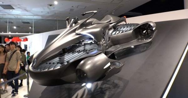 "Motocicleta" zburătoare inspirată de Darth Vader a debutat la Salonul Auto...