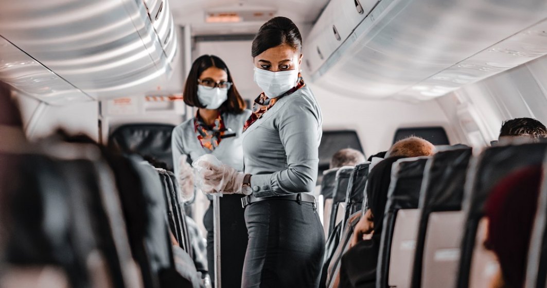 Unei femei i s-a cerut să coboare din avion din cauză că și-a dat masca jos să bea apă