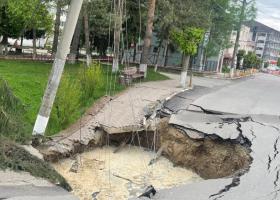 Locatarii din zona afectată de prăbușirea unei străzi în Slănic se pot...