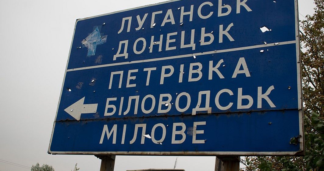 O companie din Ucraina îndepărtează indicatoarele rutiere pentru a-i deruta pe ruşi