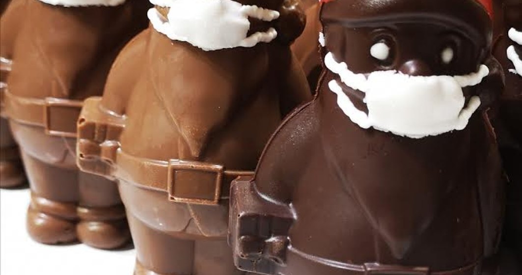 Moș Crăciun din ciocolată, cu mască de protecție, într-o cofetărie din Ungaria