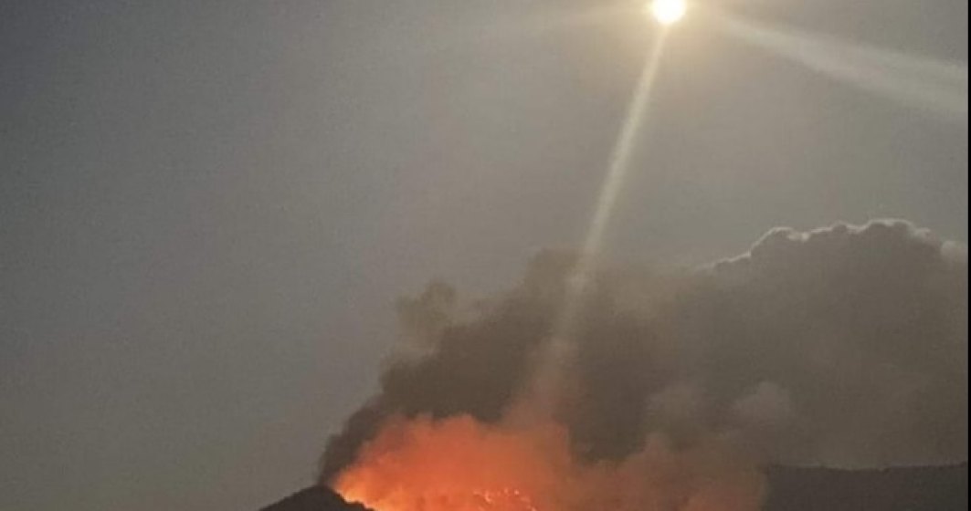 Un incendiu vizibil de la mare distanță mistuie Thassos. Alerta Consulatului României
