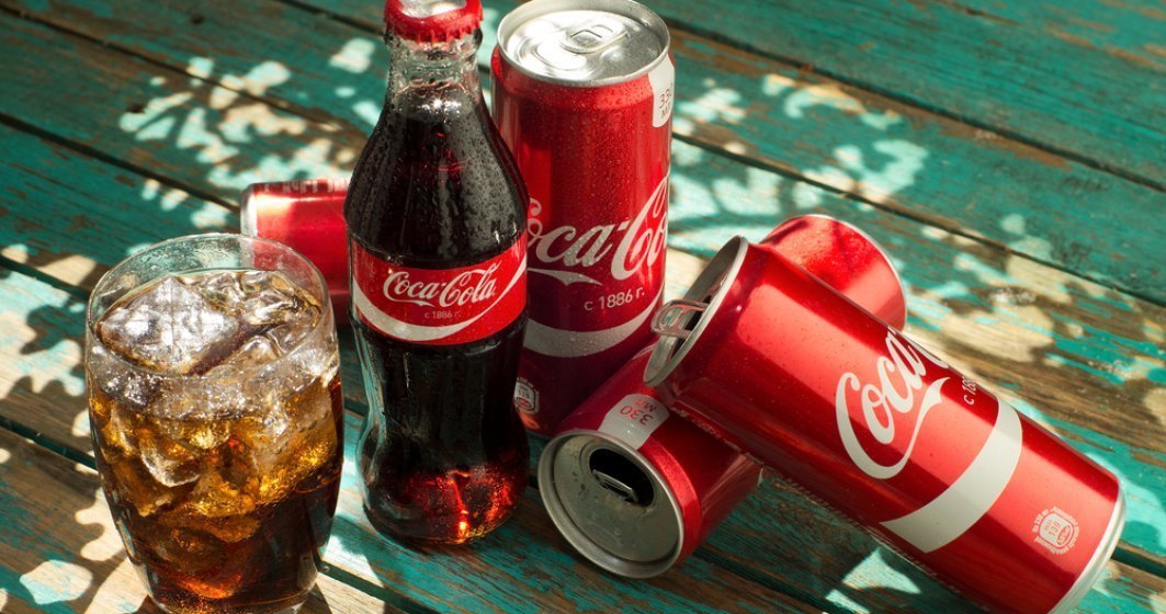 Coca-Cola vrea să înlocuiască folia de plastic pentru baxurile de doze cu ambalaje din carton biodegradabil