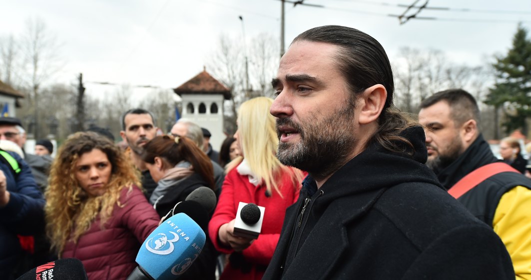 Protest anti-Iohannis la Cotroceni. Printre manifestanti, Liviu Plesoianu care il acuza pe presedinte de a o acoperi pe Kovesi