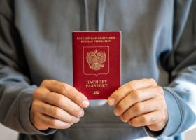 Ucrainenii din teritoriile ocupate, sfătuiți să accepte pașapoartele rusești...