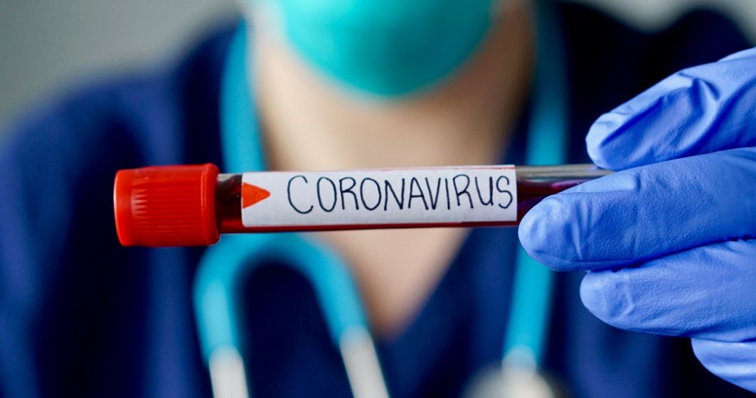 Paramedicii romani au cazut cu targa in care se afla o pacienta suspecta de coronavirus