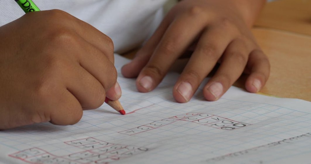Elevii din România vor putea susține un test național de evaluare a alfabetizării matematice începând cu prima jumătate a anului 2024