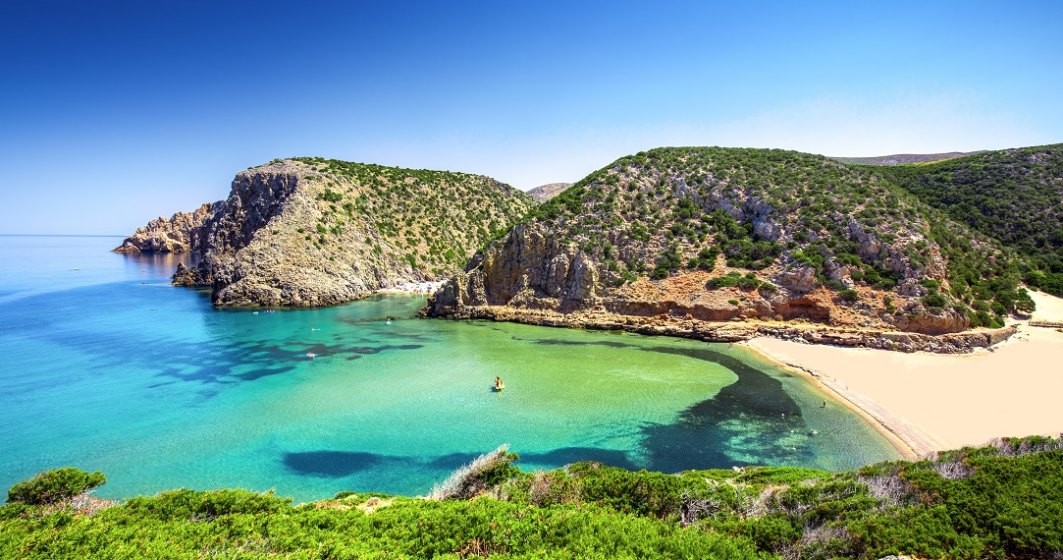 Ce amendă primești dacă vrei să aduci acasă nisip, pietre sau scoici de pe plajele din Sardinia