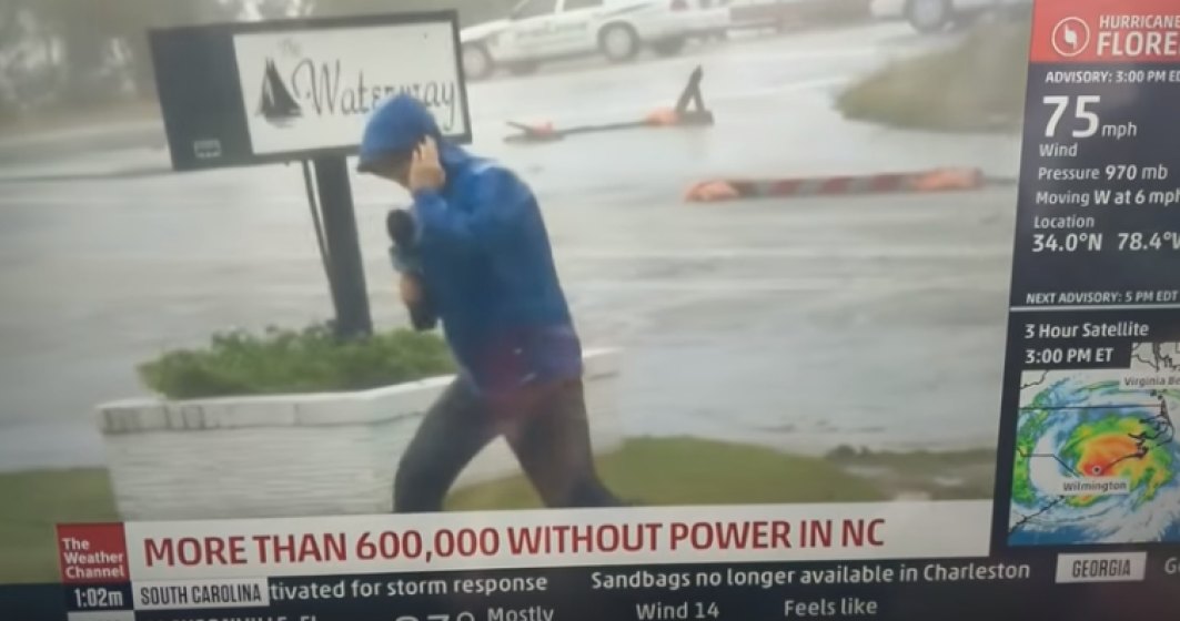 VIDEO. Reporterul din imagini incearca sa dramatizeze proportiile Uraganului Florence. Doi trecatori il dau de gol