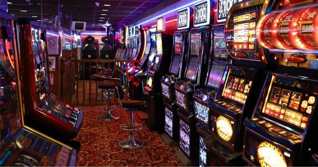 Proiect de lege: Sălile de jocuri de noroc să fie interzise la parterul blocurilor și în localitățile mici