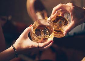 Românii renunță la alcool din cauza taxelor: încasările la buget au scăzut cu...