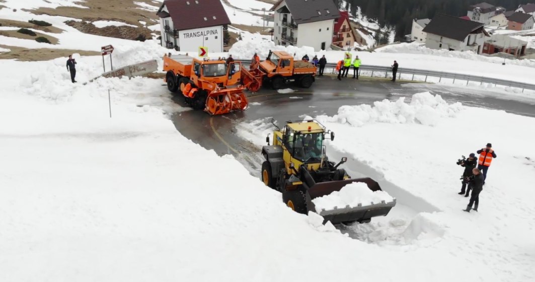 Zapada de 4 metri pe Transalpina. Drumarii intervin pentru deblocarea unui sector de drum pana la minivacanta de Paste