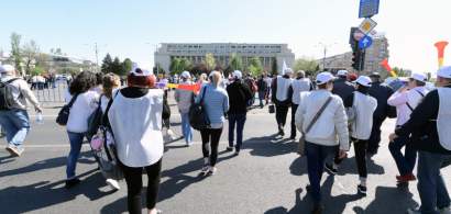 Proteste la Ministerul Transporturilor. Angajatii CFR cer salarii si subsidii...
