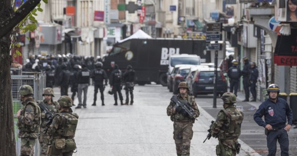 Violență extremă în Franța. Guvernul scoate blindatele pe străzi după...