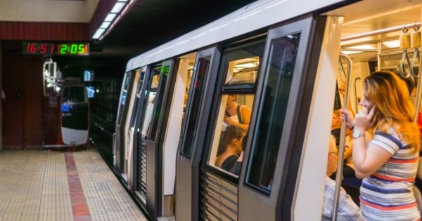 Incident la metroul bucureștean: un călător s-a prins cu cătușe de șine la...