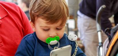 Un copil de doi ani a comandat mobilă de 2.000 $ de pe telefonul mamei