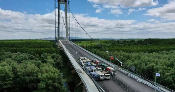 Podul de la Brăila - Ce amendă riști dacă te oprești cu mașina pe pod sau...