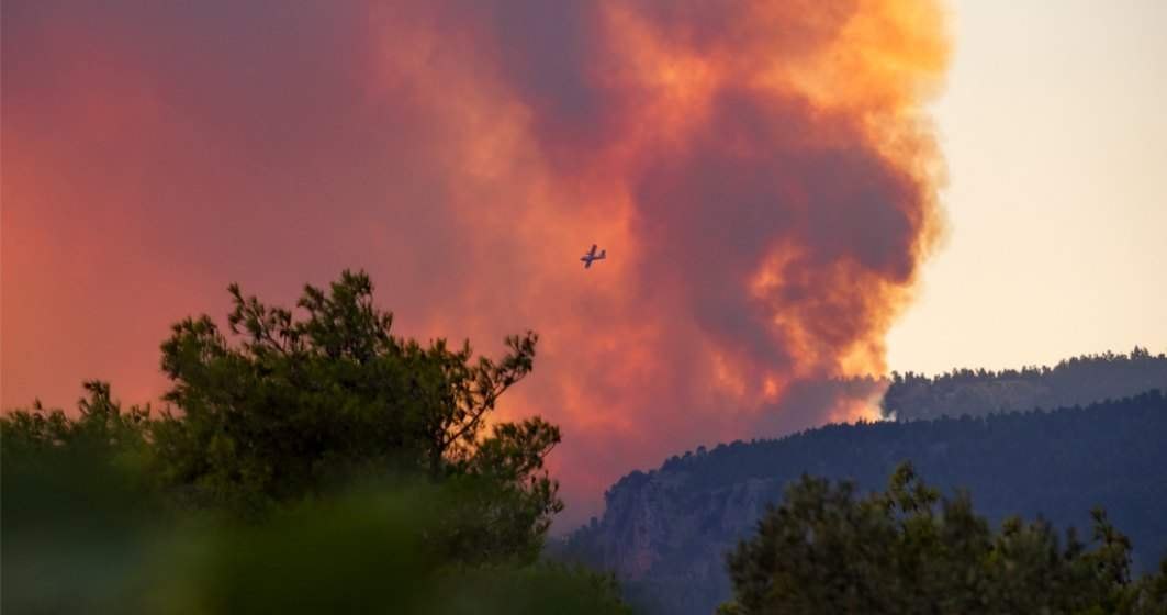 Grecia afectată din nou de incendii: 9 sate de lângă Atena evacuate