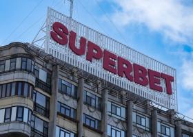 Superbet promite că nu mai face reclamă pe stradă, dar va promova ”jocul...